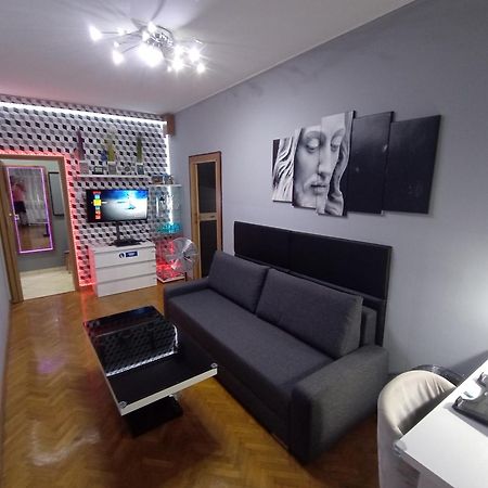 Apartament Venge -Cale Mieszkanie 46M2 Na Wylacznosc - Z Jedna Sypialnia I Jednym Sypialno-Salonem -3 Pietro Bez Windy- Rezerwacja Bez Karty Kredytowej-Klimatyzacja-Netflix-2 Lozeczka Dzieciece- Bezplatny Parking Publiczny فروتسواف المظهر الخارجي الصورة